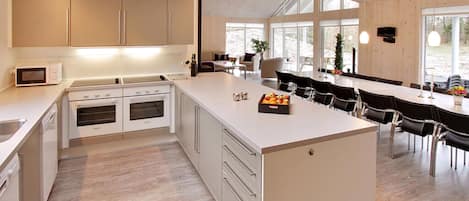 Køleskab, ovn, kogeplade, kaffe-/temaskine