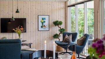 Una chimenea, una mesa de tenis de mesa