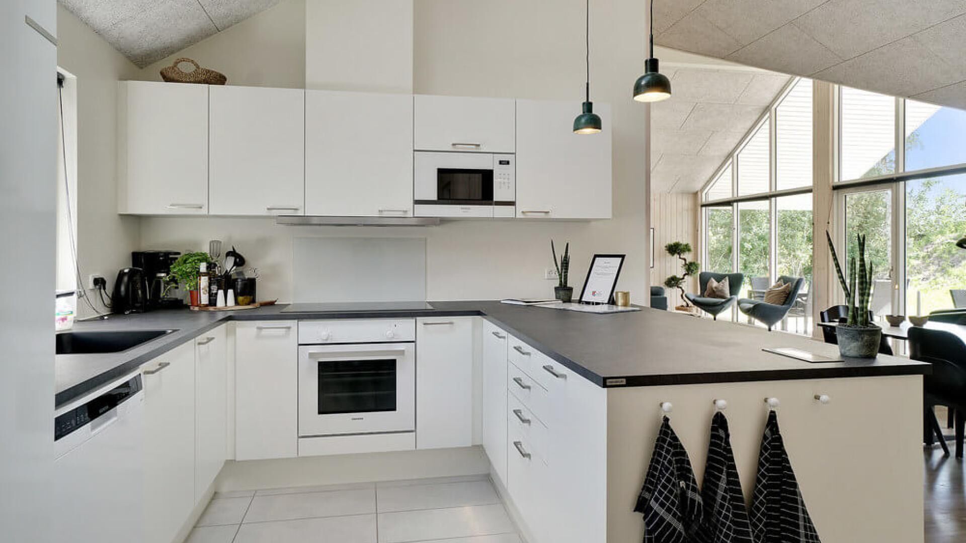 Een koelkast, een oven, een kookplaat, een koffiezetapparaat/waterkoker