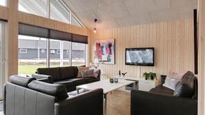 Fernseher, Kamin, Tischfußball, Tischtennisplatte