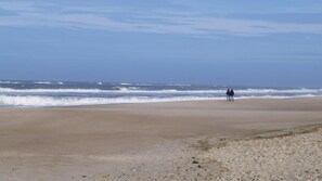 A beach with a wide sandy area and a view of the ocean. - VillaVilla 332 - Søndervig, Vestjylland (Ringkøbing)