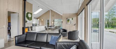 Cheminée, baby-foot, table de tennis de table