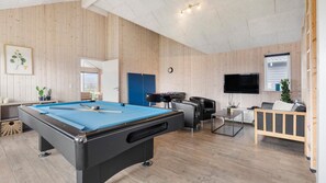 A pool table in a room with wooden walls and a ceiling. - VillaVilla 322 - Skåstrup Strand, Fyn og øer (Bogense)