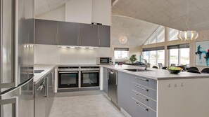 Fridge, microwave, oven, stovetop - VillaVilla 322 - Skåstrup Strand, Fyn og øer (Bogense)