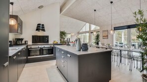 Jääkaappi, mikroaaltouuni, uuni, liesi