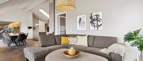 Llar de foc, futbolí i taula de tennis de taula