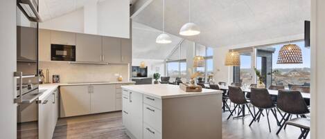 Kjøleskap, ovn, kokeplater og kaffetrakter/tekoker