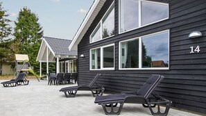 Ein modernes Gebäude mit großen Fenstern und der Nummer 14 an der Seite.