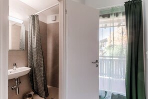 Shower, towels - Near the lake and the center (FLORIDA ASCONA Room 20) (Ascona)