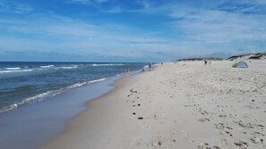 A beach with a tent and footprints. - VillaVilla 528 - Søndervig, Vestjylland (Ringkøbing)