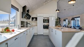 Kylskåp, ugn, spishäll och kaffe- och tebryggare