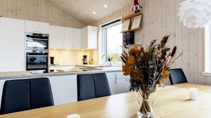 Een koelkast, een oven, een kookplaat, een koffiezetapparaat/waterkoker