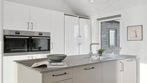 Fridge, microwave, oven, stovetop - VillaVilla 605 - Houstrup Strand, Vestjylland (Nørre Nebel)