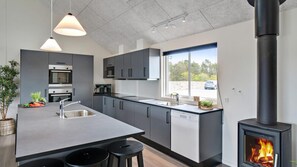 Jääkaappi, uuni, liesi, kahvin-/teenkeitin