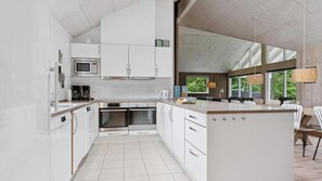 Fridge, microwave, oven, stovetop - VillaVilla 320 - Fjellerup, Østjylland (Glesborg)