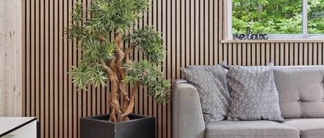 Una Smart TV, una chimenea, un futbolín, una mesa de tenis de mesa