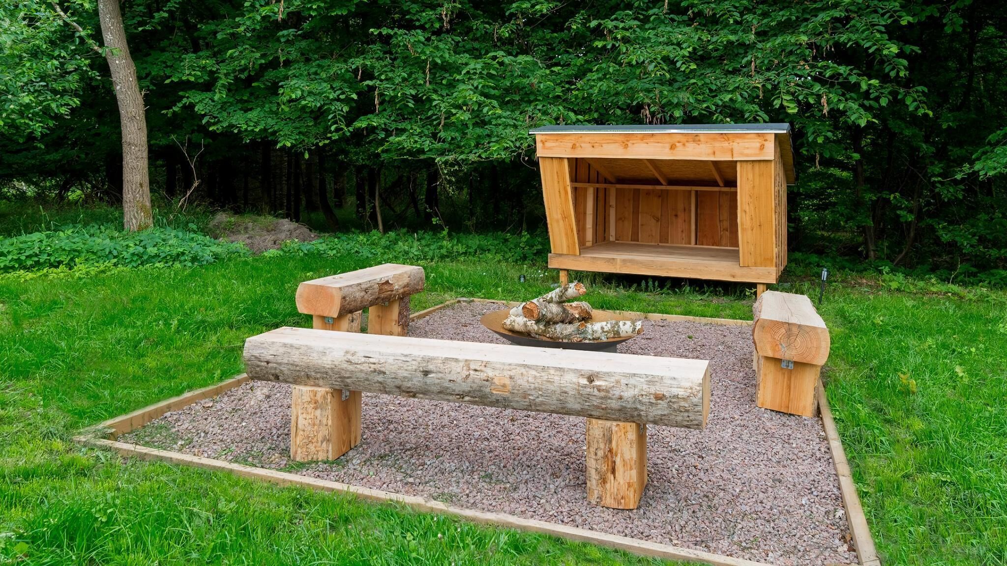 Een houten zitgedeelte buiten, met banken en een verhoogd houten constructie.