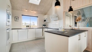 Fridge, microwave, oven, stovetop - VillaVilla 477 - Søndervig, Vestjylland (Ringkøbing)
