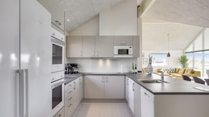 Geladeira, fogão, cooktop, cafeteira/chaleira