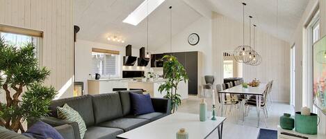 Peis, fotballspill og bordtennis