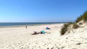 A sandy beach with tents and people. - VillaVilla 261 - Ho ved Blåvand, Vestjylland (Blåvand)