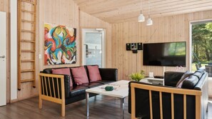 Tv, eldstad, en tv-spelskonsol och bordsfotboll