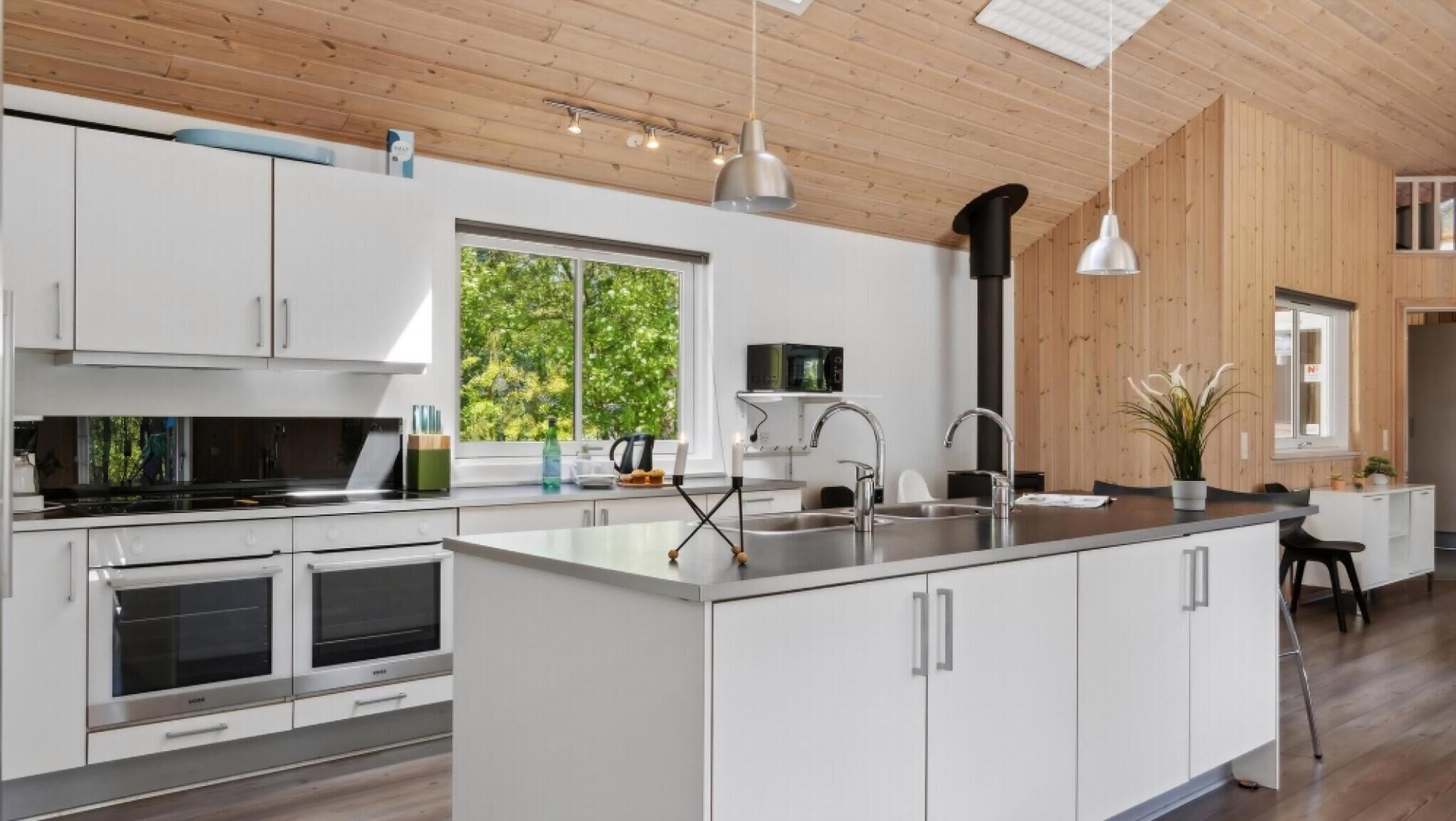 Køleskab, ovn, kogeplade, kaffe-/temaskine