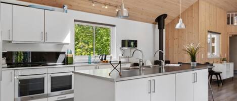 Køleskab, ovn, kogeplade, kaffe-/temaskine