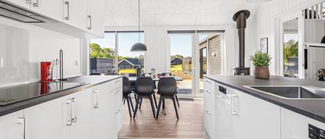 冷蔵庫、オーブン、コンロ、コーヒー / ティーメーカー