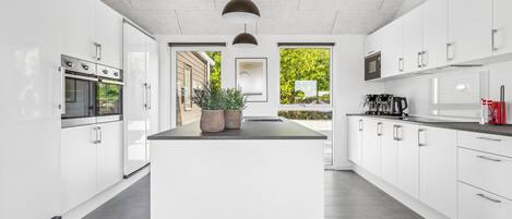 Réfrigérateur, four, plaque de cuisson, cafetière/bouilloire