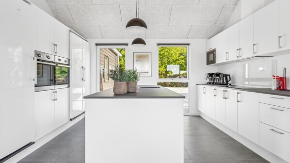 Fridge, microwave, oven, stovetop - VillaVilla 657 - Mommark, Sydjylland (Sydals)