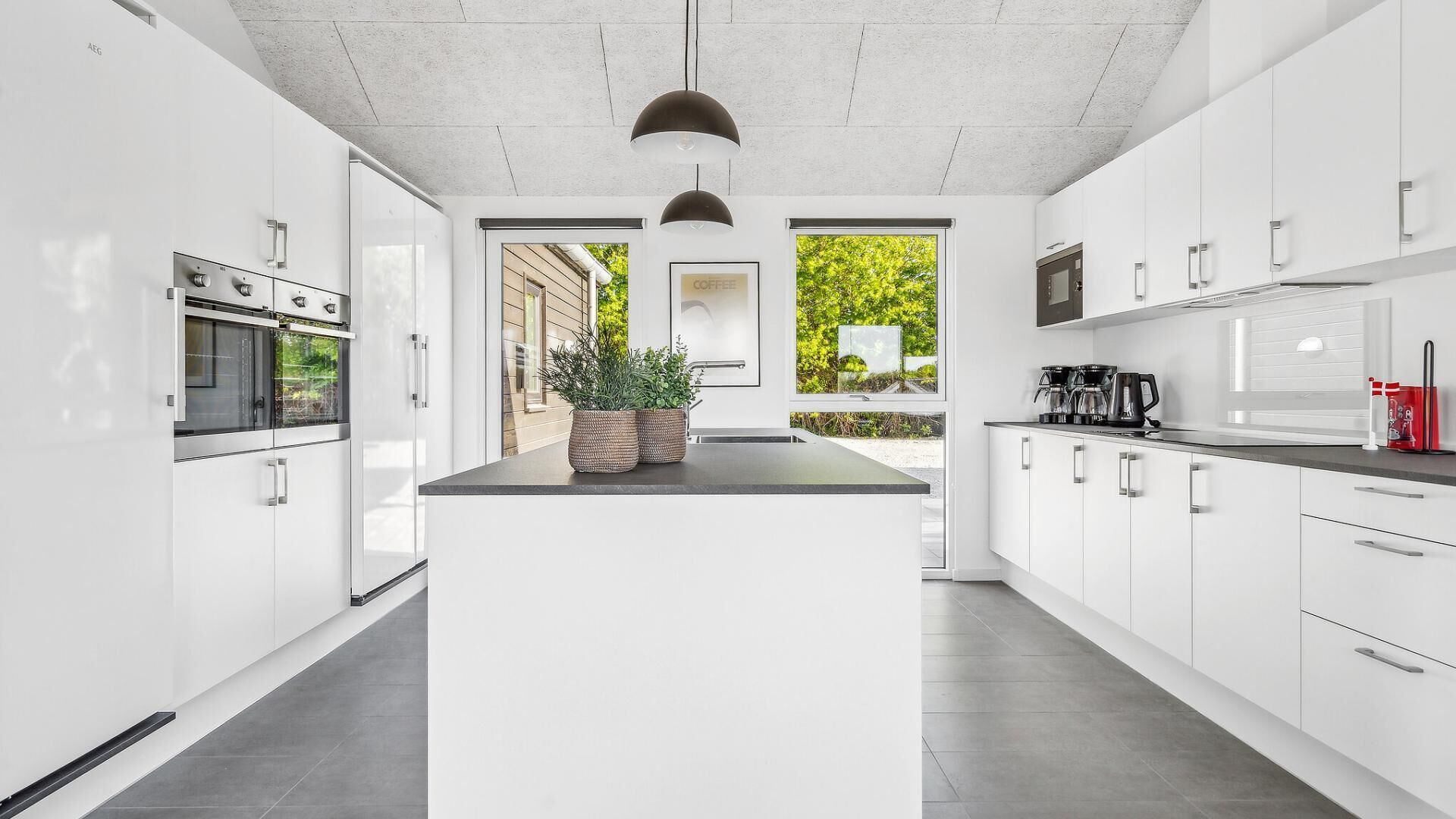 Fridge, oven, stovetop, coffee/tea maker