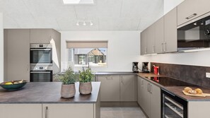 Kaffetrakter/tekoker, kjøleskap, mikrobølgeovn og ovn