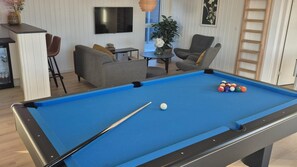 Télévision, cheminée, baby-foot, table de tennis de table