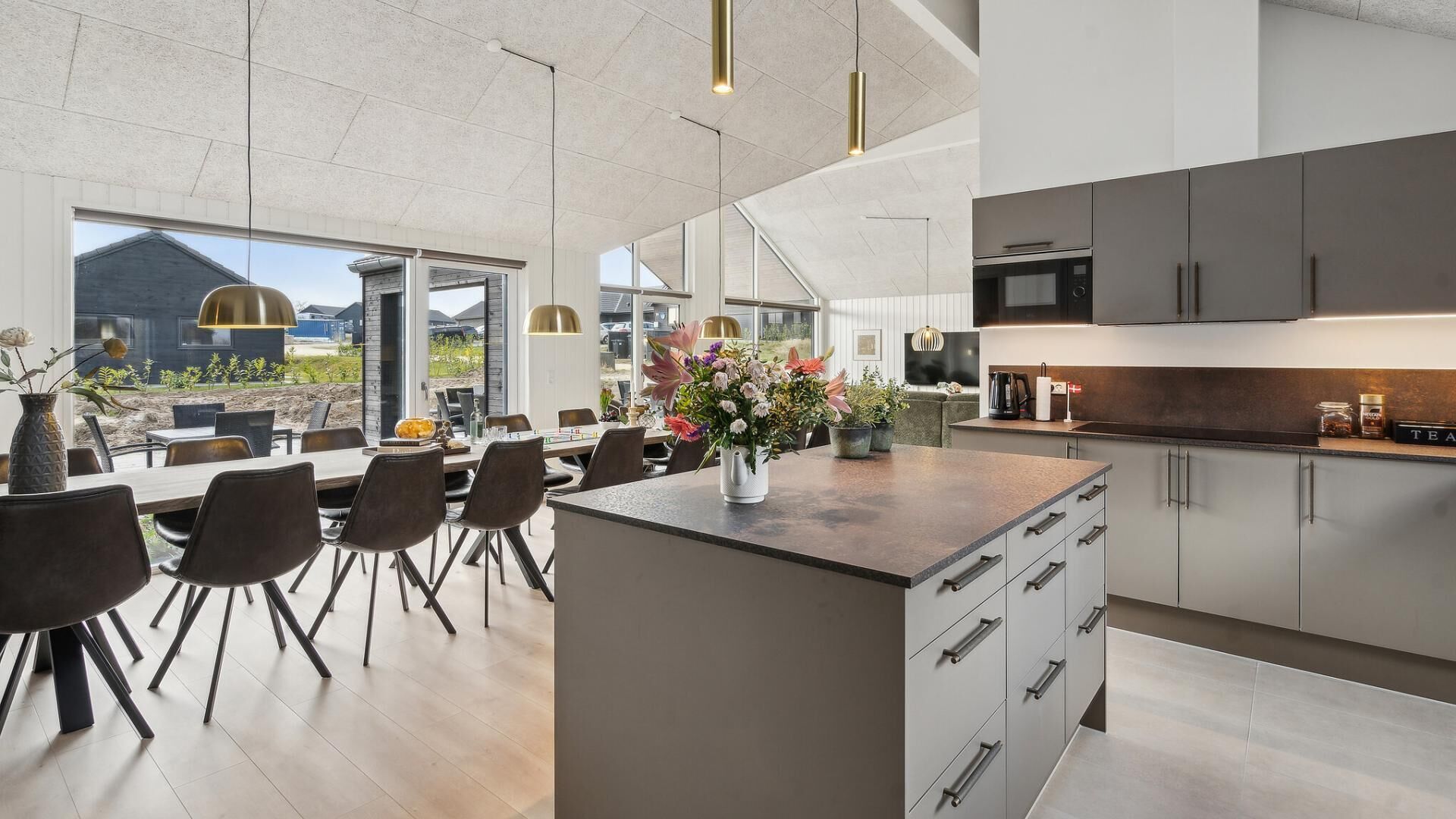 Jääkaappi, uuni, liesi, kahvin-/teenkeitin