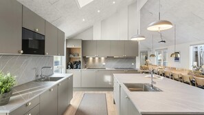 Réfrigérateur, four, plaque de cuisson, cafetière/bouilloire