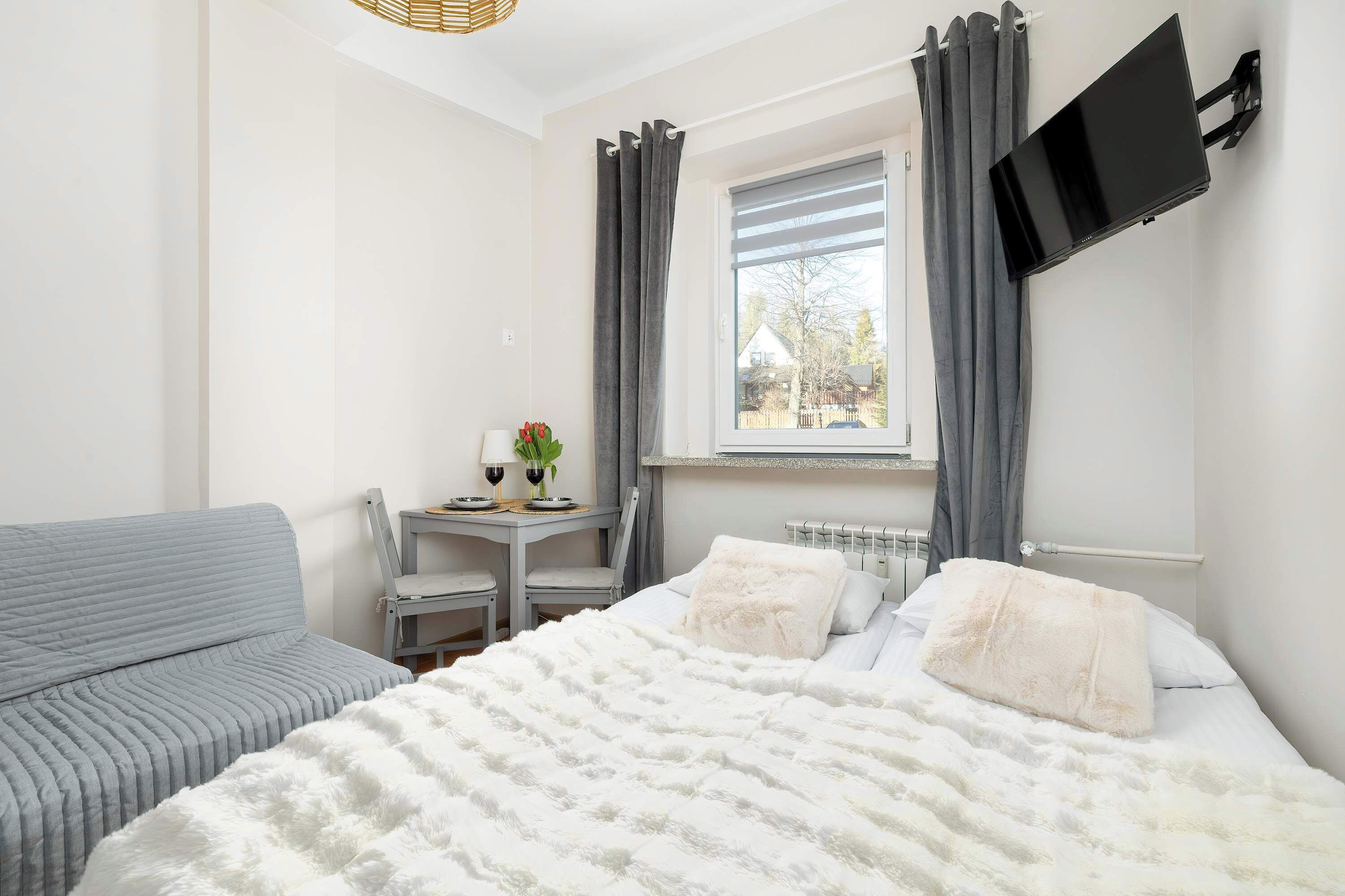 Planxa i posts de planxar, un bressol de viatge, wifi i roba de llit 