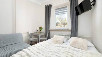 Tabla de planchar con plancha, cuna de viaje, wifi y ropa de cama