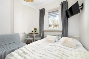 Planxa i posts de planxar, un bressol de viatge, wifi i roba de llit 