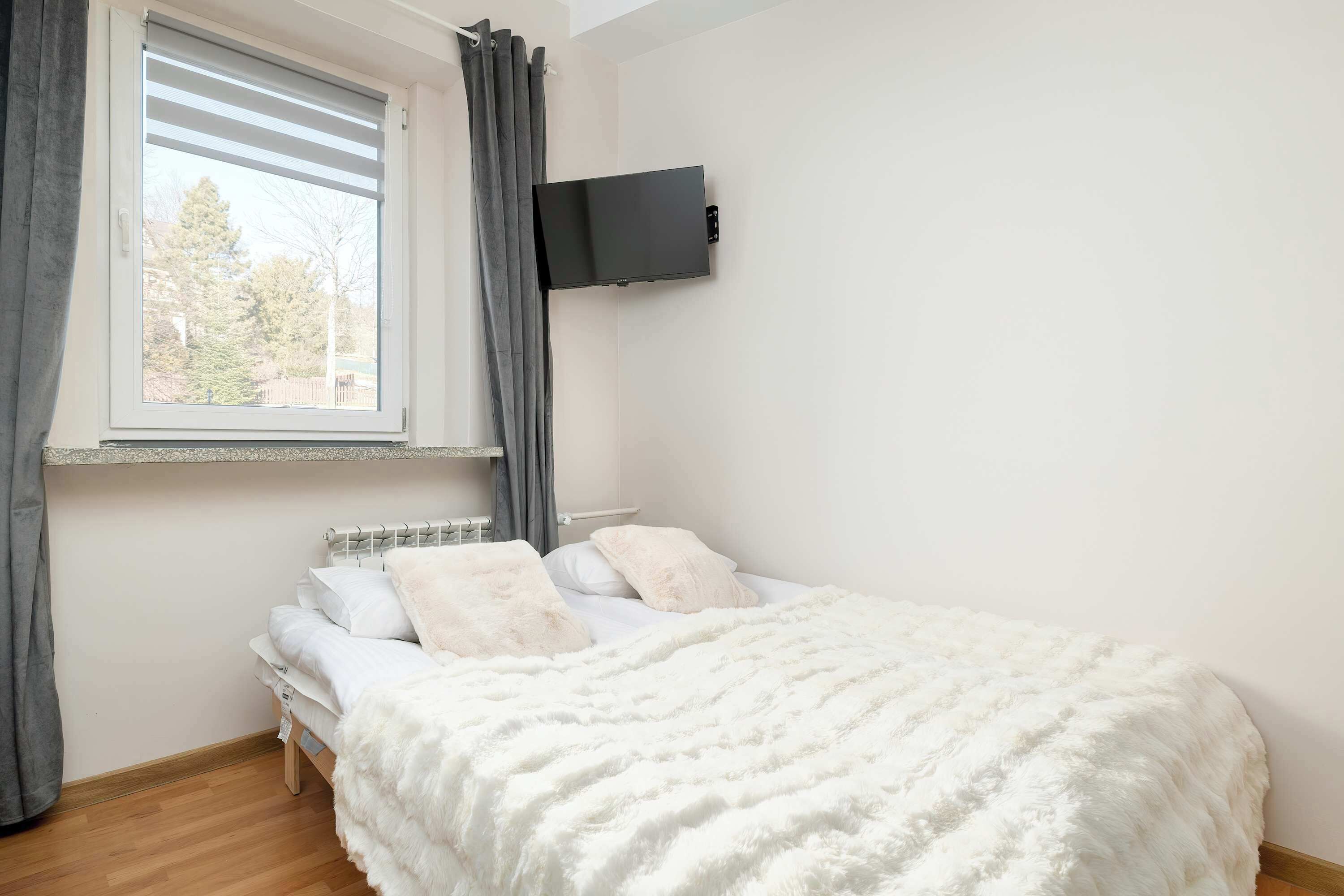 Planxa i posts de planxar, un bressol de viatge, wifi i roba de llit 