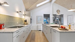 Wasserkocher mit Kaffee-/Teezubehör, Kühlschrank, Mikrowelle, Ofen