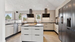 Fridge, oven, stovetop, coffee/tea maker - VillaVilla 686 - Hostrup Strand, Limfjorden (Spøttrup)