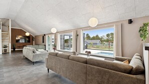 Fernseher, Tischfußball, Tischtennisplatte