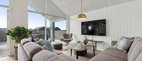 Peis, fotballspill og bordtennis