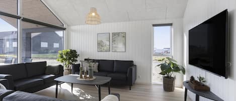 Fernseher, Kamin, Tischfußball, Tischtennisplatte