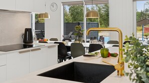 Wasserkocher mit Kaffee-/Teezubehör, Kühlschrank, Mikrowelle, Ofen