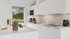 Køleskab, mikrobølgeovn, ovn, kogeplade