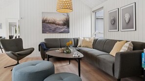 Tv, spillekonsol, bordfodbold, bordtennisbord