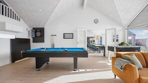 A modern indoor space with a pool table, dartboard, and billiards equipment. - VillaVilla 901 - Skåstrup Strand, Fyn og øer (Bogense)