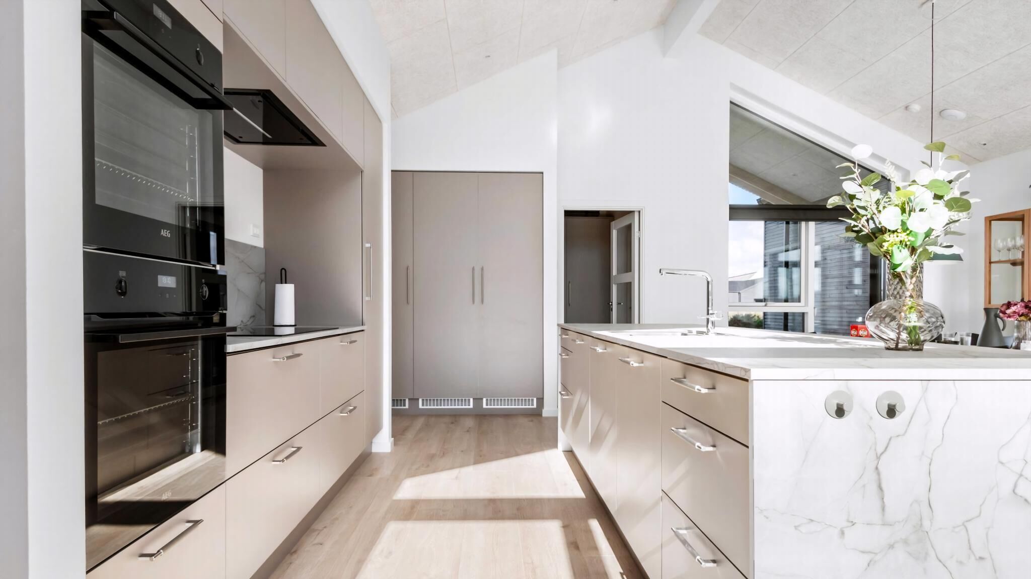 Kjøleskap, ovn, kokeplater og kaffetrakter/tekoker